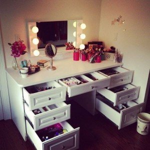14-makeup desk