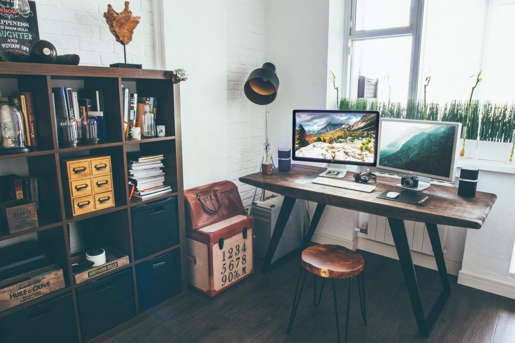  A home office computer desk is free of clutter after using a decluttering schedule.)